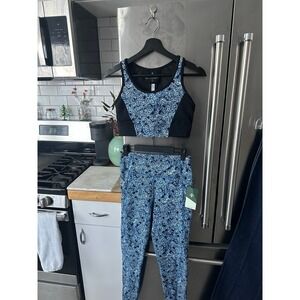 Tuckernuck workout set, size small, beautiful blue hydrangeas, NWT, visible logo